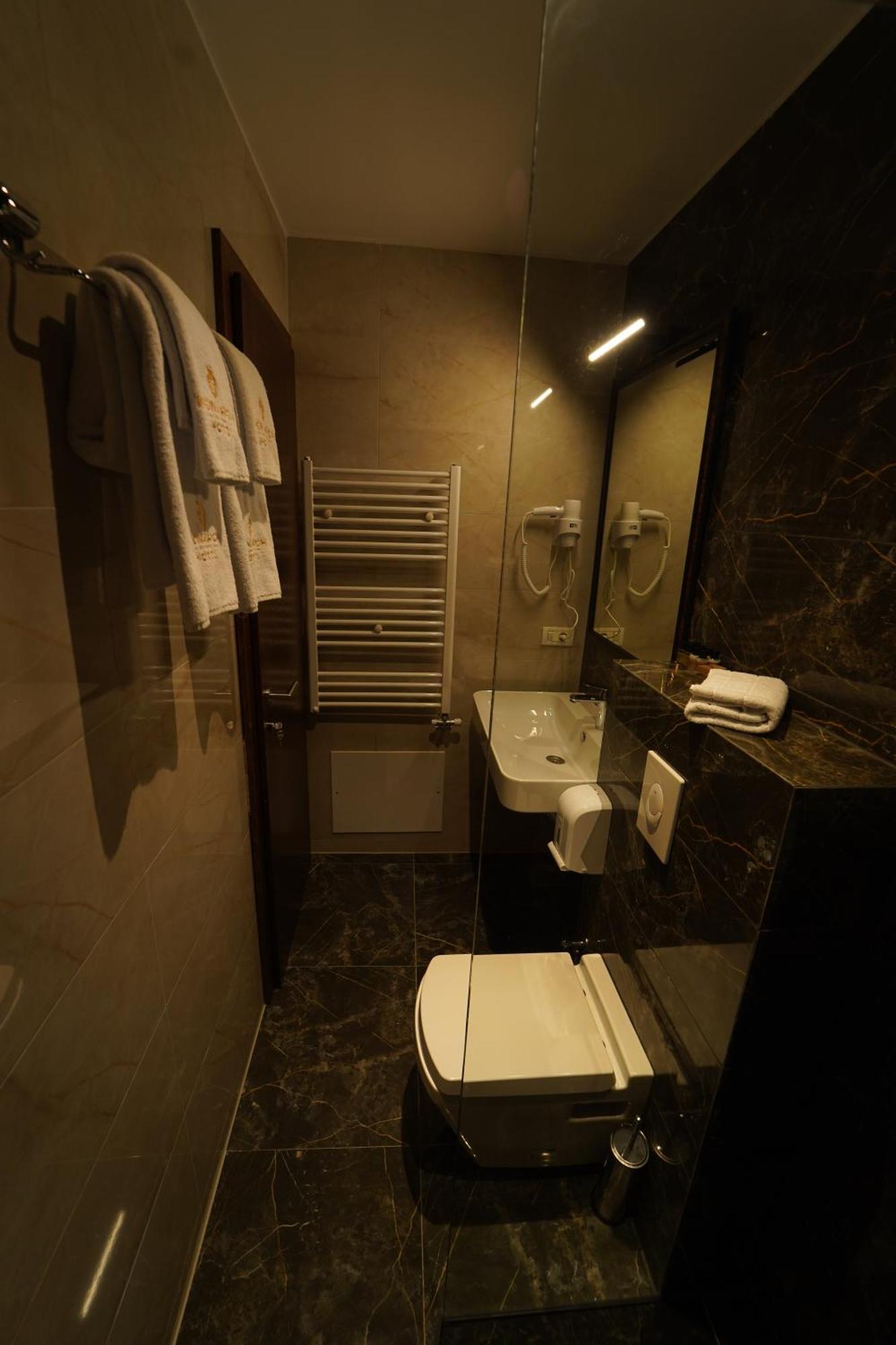 Monarch Hotel Призрен Екстериор снимка