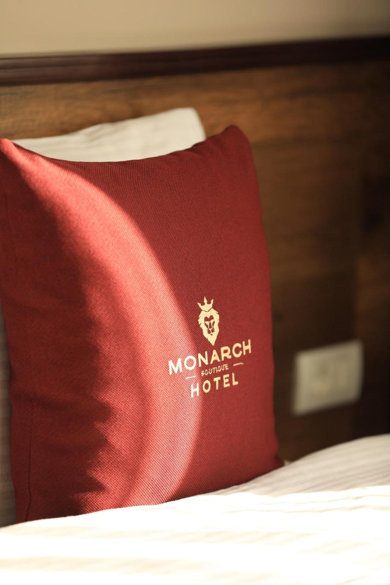 Monarch Hotel Призрен Екстериор снимка