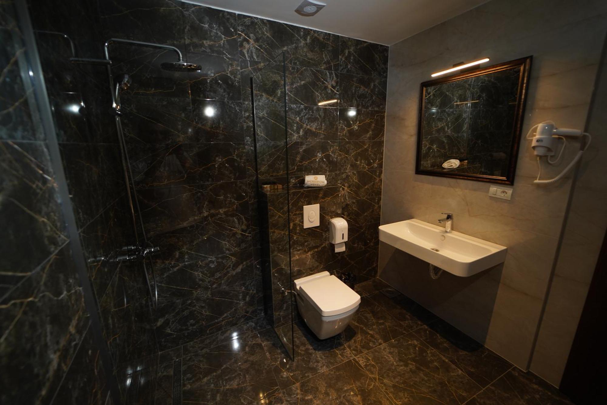 Monarch Hotel Призрен Екстериор снимка