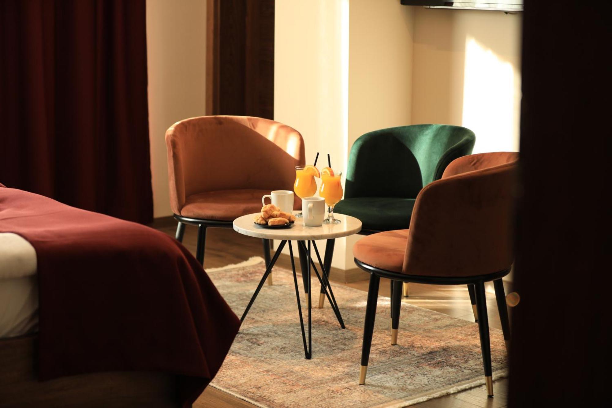 Monarch Hotel Призрен Екстериор снимка