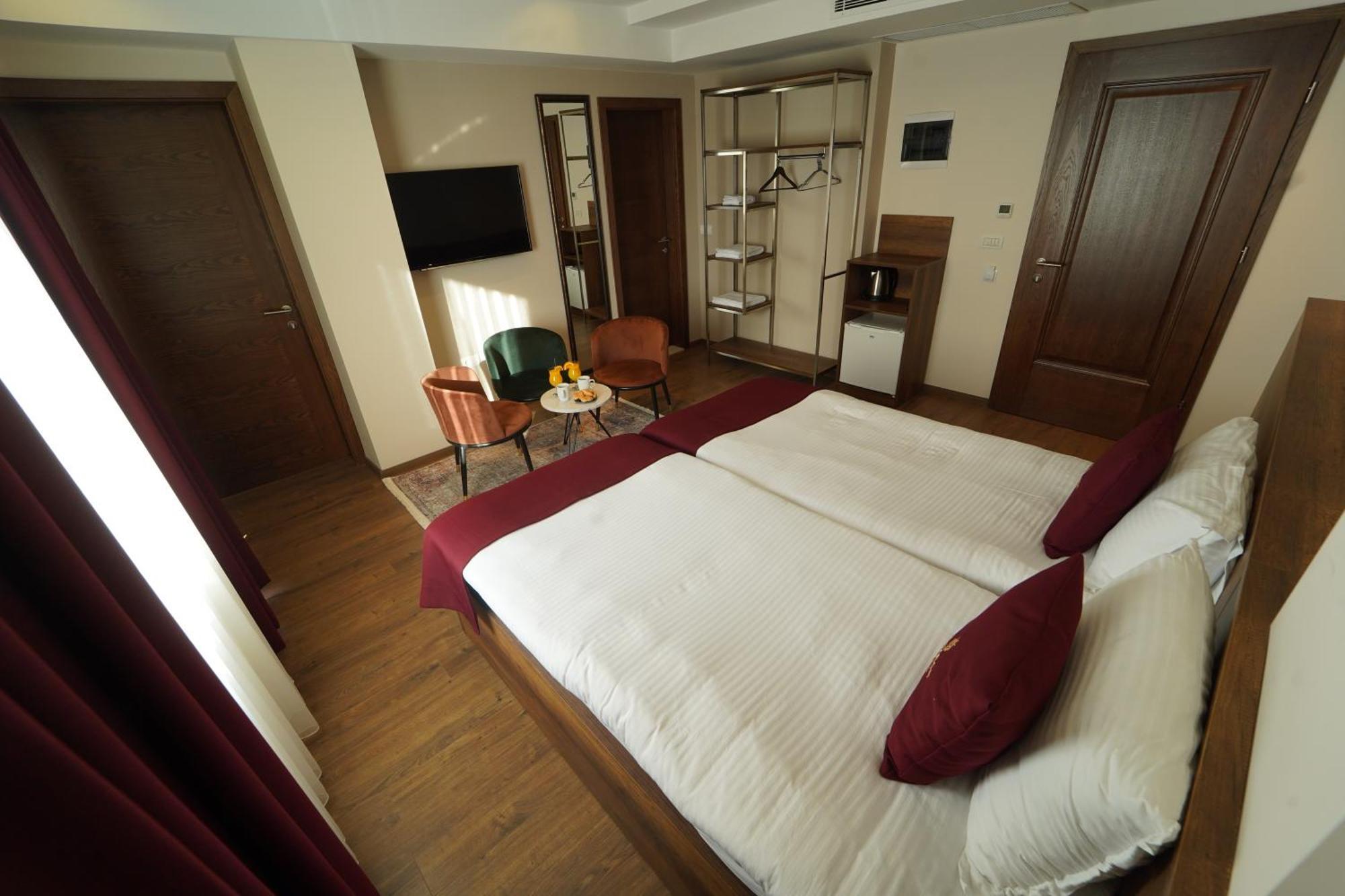 Monarch Hotel Призрен Екстериор снимка