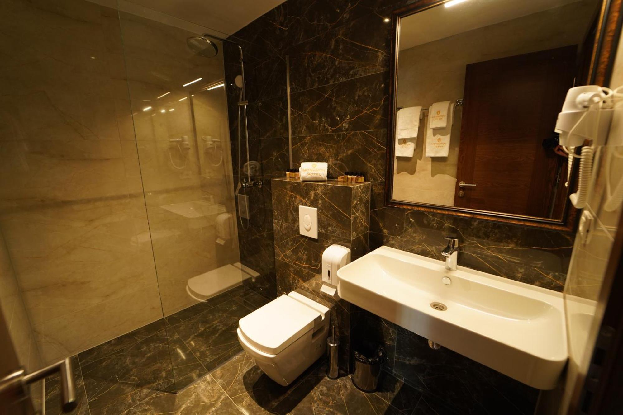 Monarch Hotel Призрен Екстериор снимка