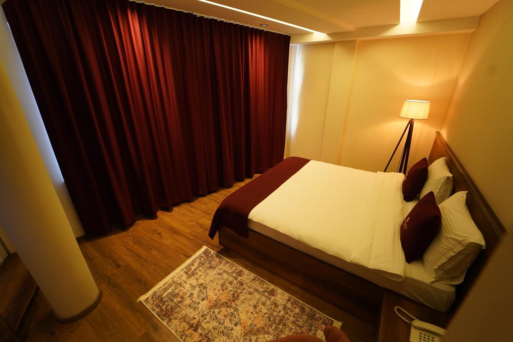 Monarch Hotel Призрен Екстериор снимка