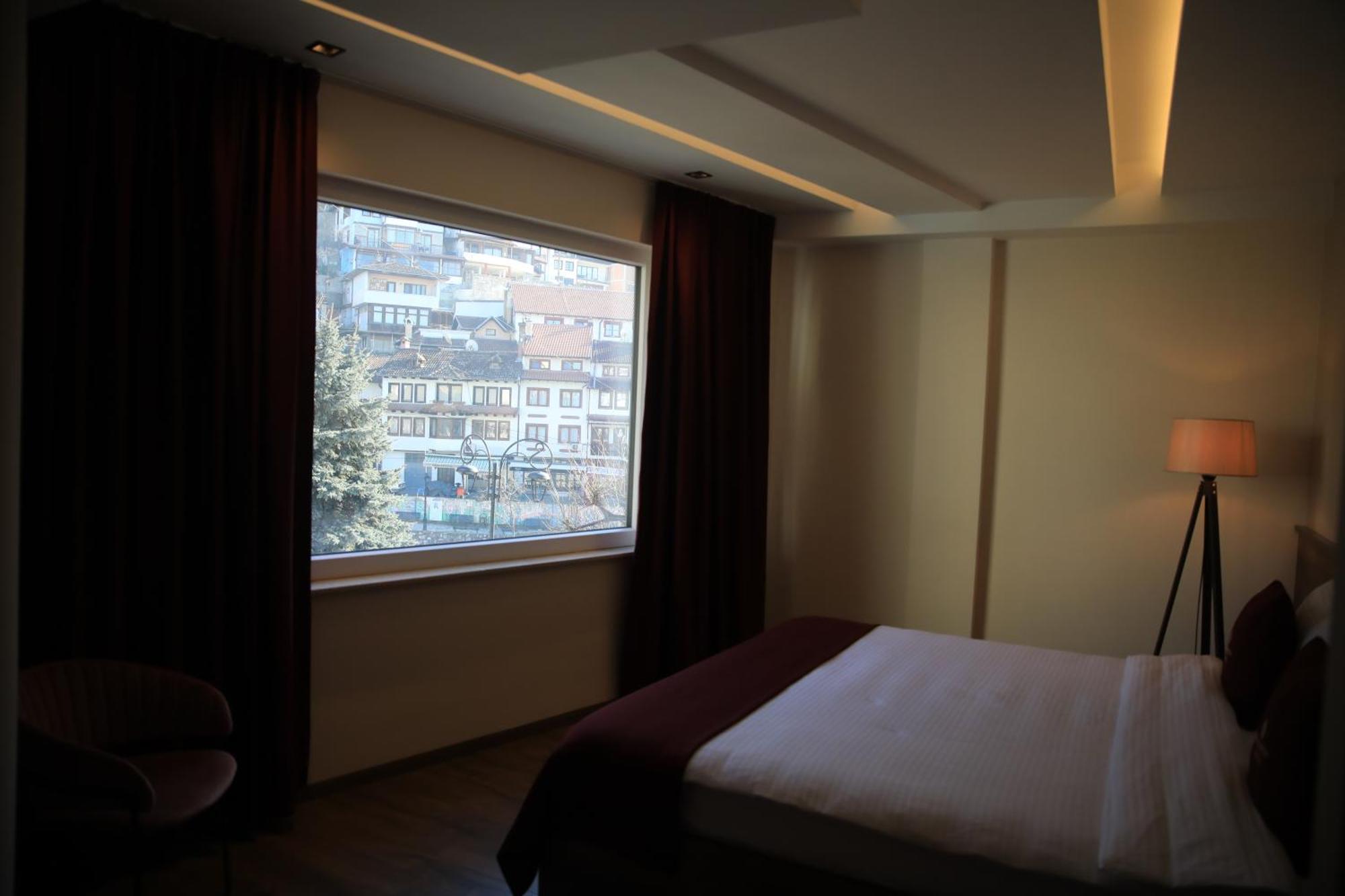 Monarch Hotel Призрен Екстериор снимка