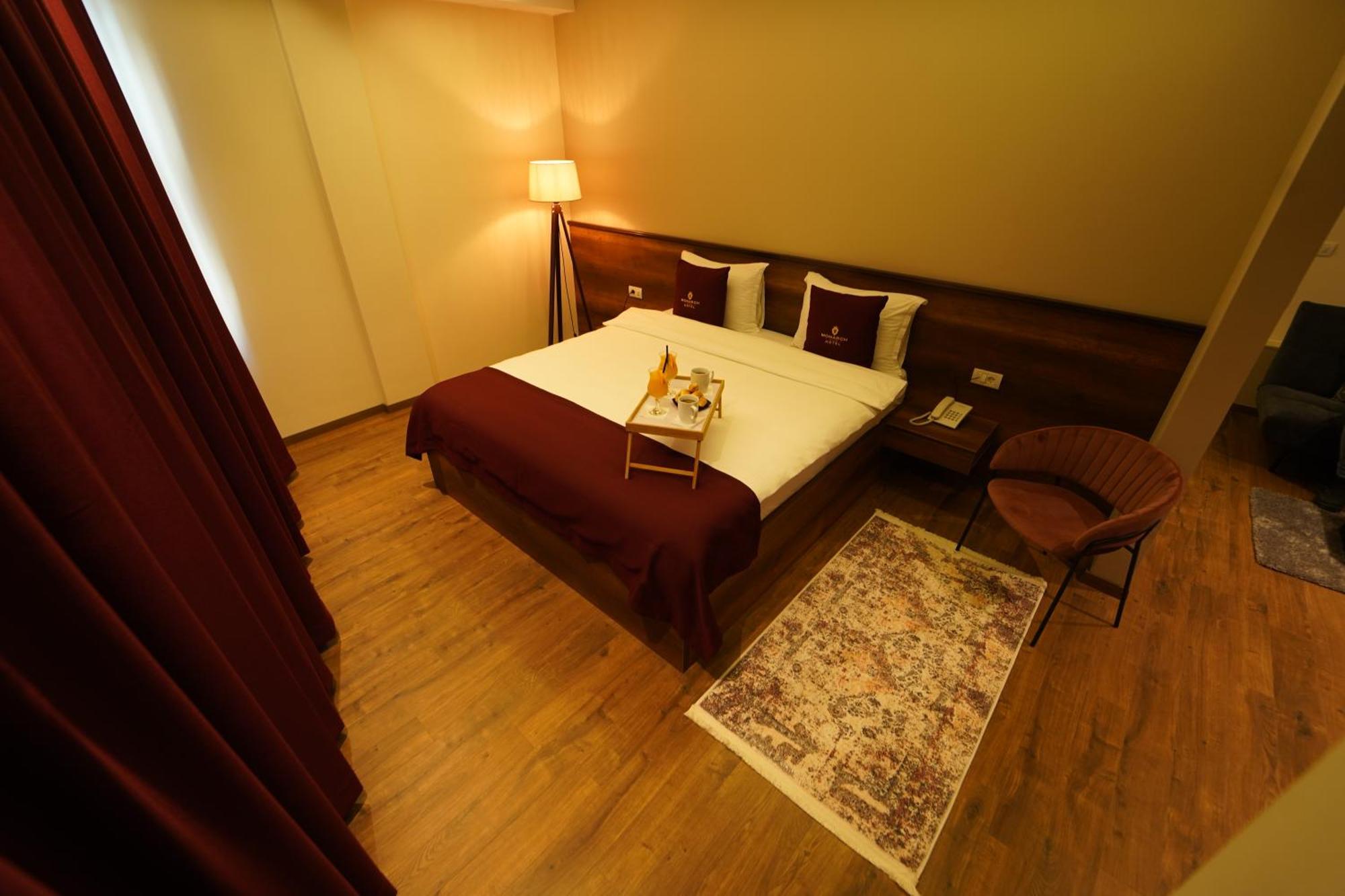 Monarch Hotel Призрен Екстериор снимка