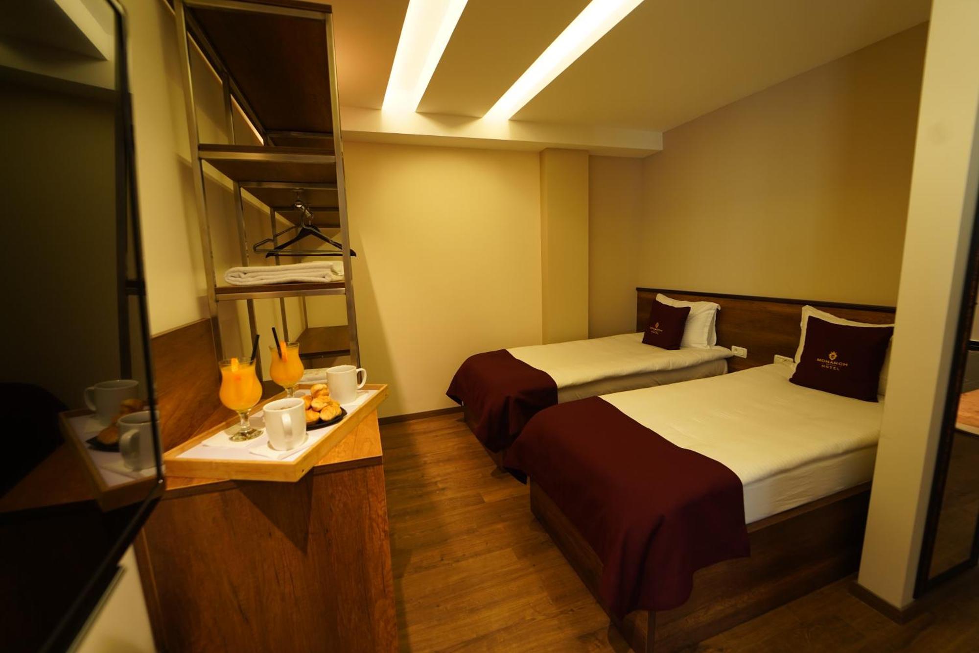 Monarch Hotel Призрен Екстериор снимка