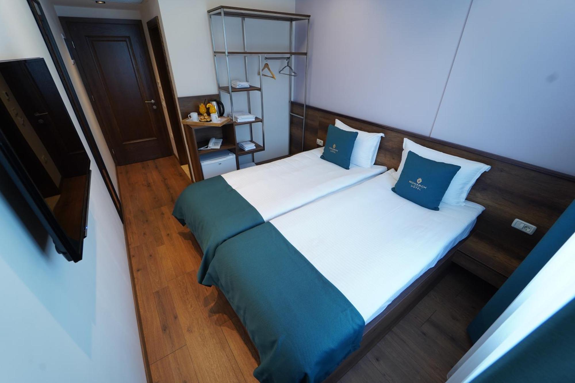 Monarch Hotel Призрен Екстериор снимка