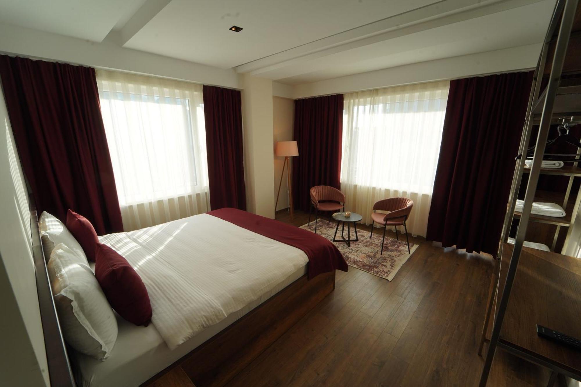 Monarch Hotel Призрен Екстериор снимка