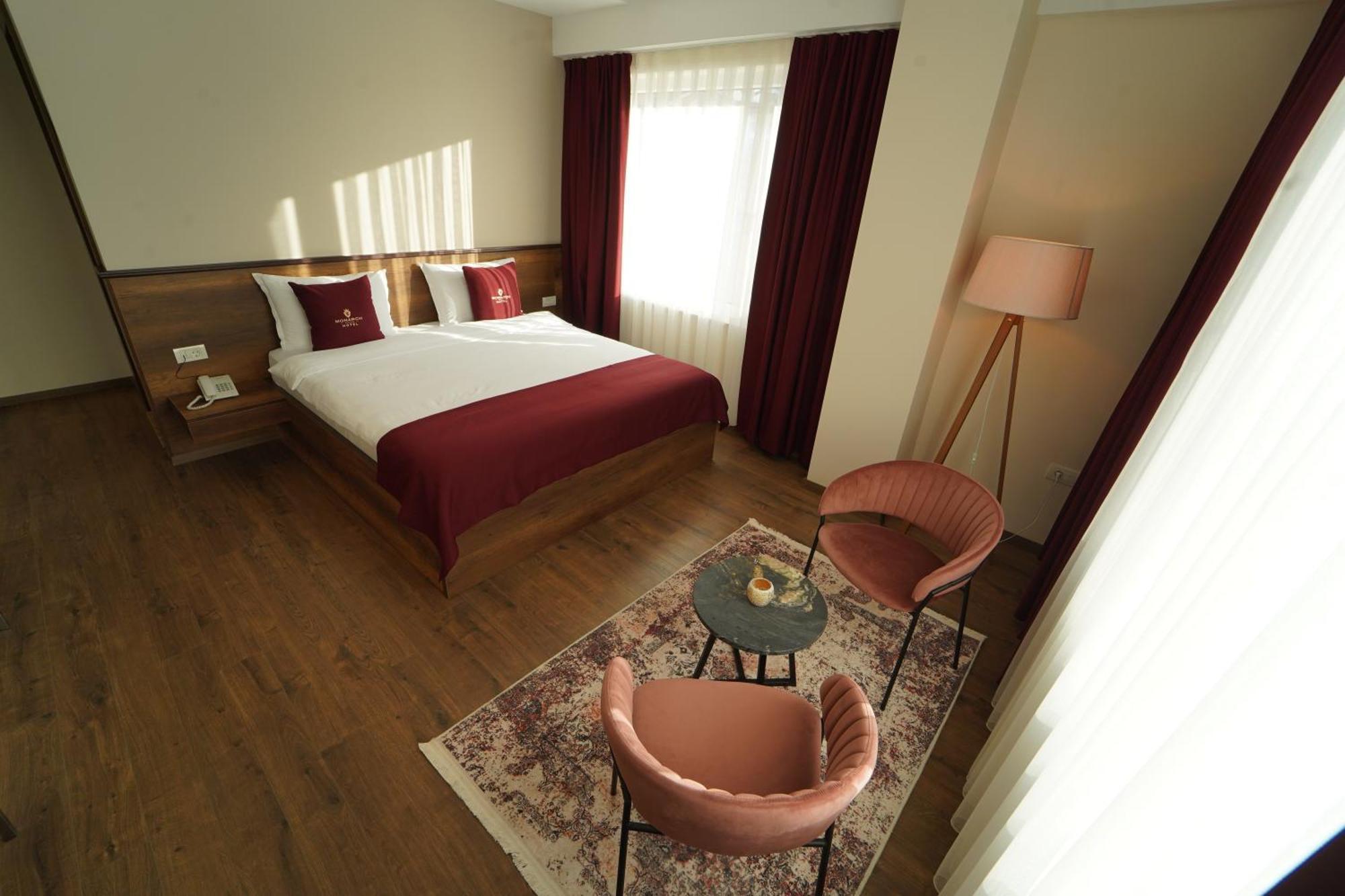 Monarch Hotel Призрен Екстериор снимка