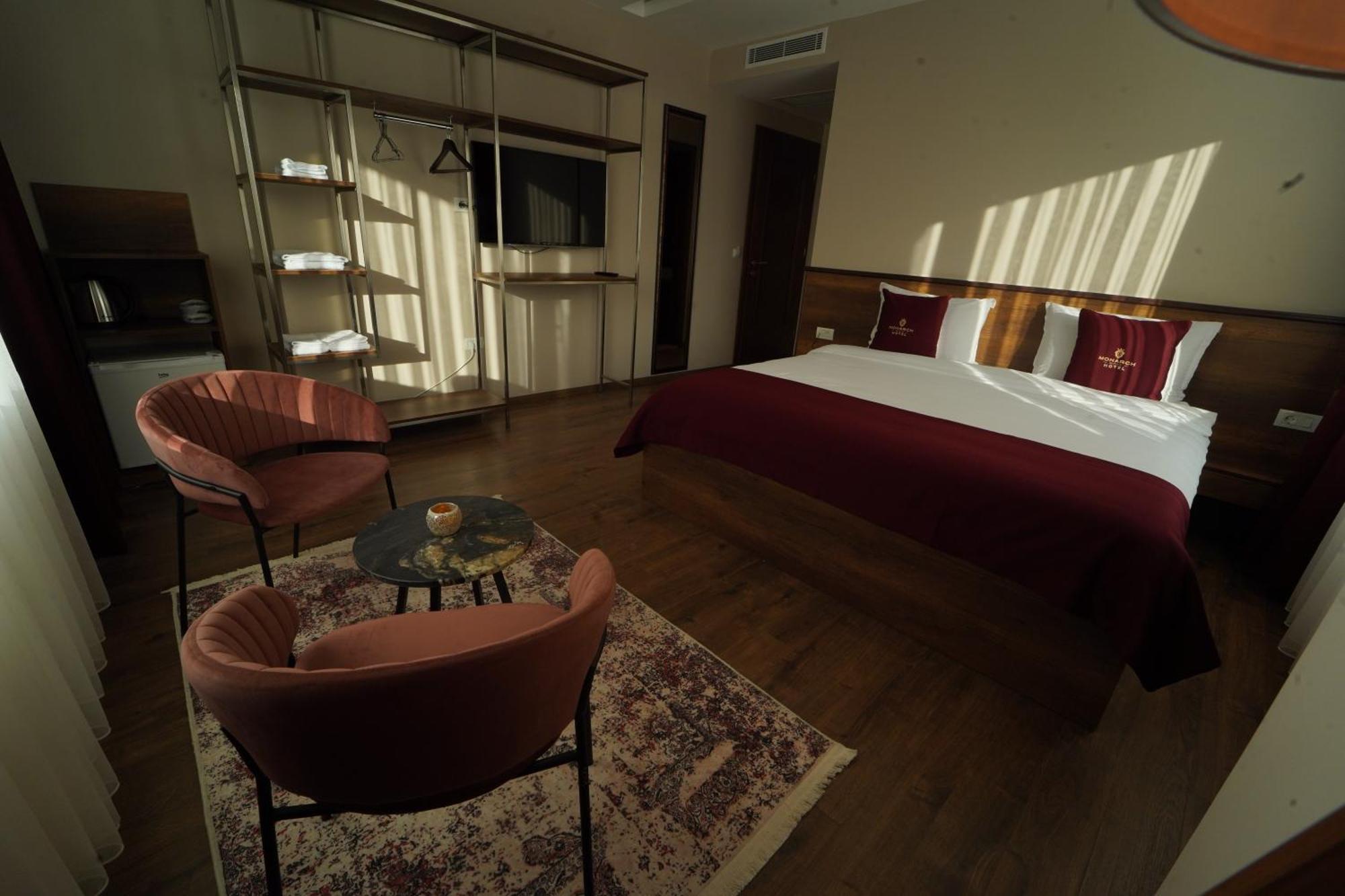 Monarch Hotel Призрен Екстериор снимка