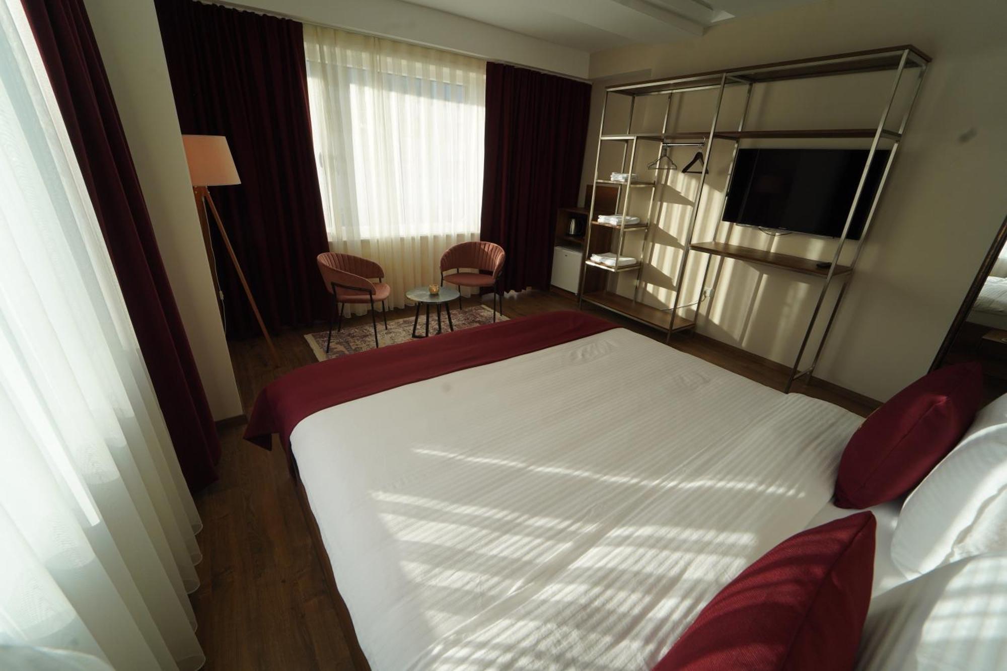 Monarch Hotel Призрен Екстериор снимка