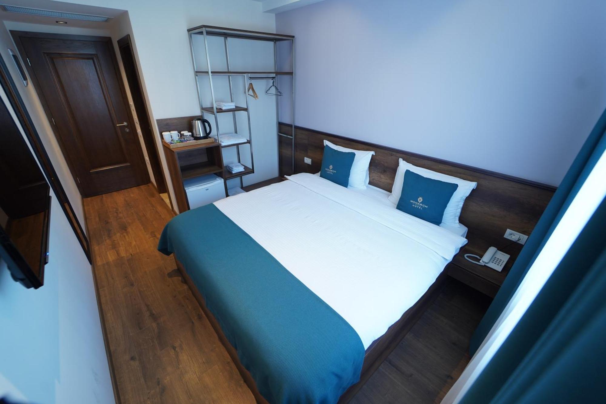 Monarch Hotel Призрен Екстериор снимка