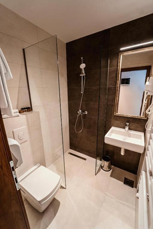 Monarch Hotel Призрен Екстериор снимка
