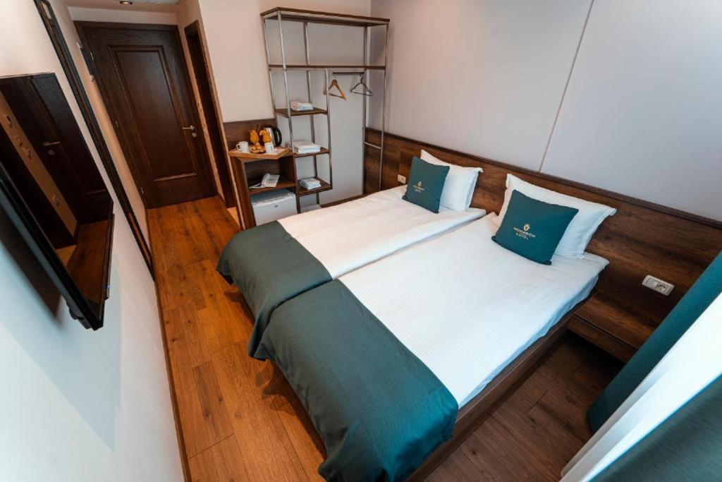 Monarch Hotel Призрен Екстериор снимка